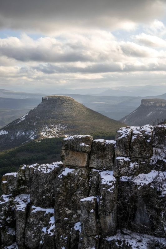 Еще немного снега лежит на Чуфут-Кале, но весна ощущается в воздухе