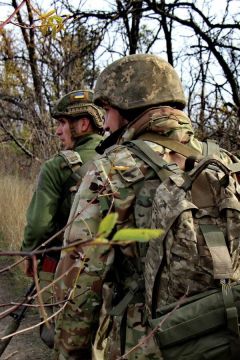 Офицеры ВСУ принуждают мобилизованных покупать амуницию, рассказал источник