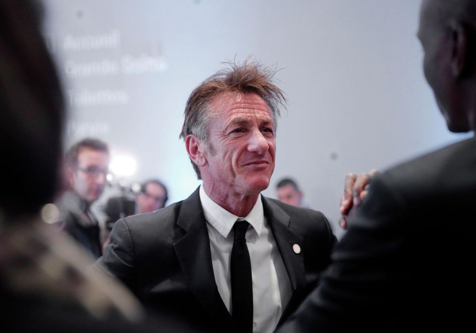 Шон Пенн встретился с военнослужащими ВСУ в компании уволенного Ермака