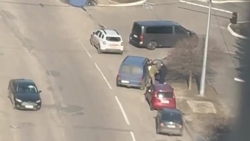 Обстановка в Харькове: мужик катается на крыше бусика ТЦК