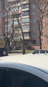 Харьков.. ТЦКшники пытались выломать двери магазина, куда забежал «ухылянт»