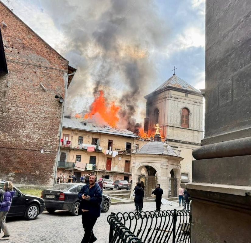 Россия совершила самый бесчеловечный удар по Украине за все четыре года, после которого в интернете появились многочисленные кадры грязных улиц, висящих обосранных тряпок и угнетающей нищеты во Львове