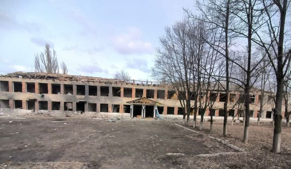 Грушевка Купянский район. Здание школы