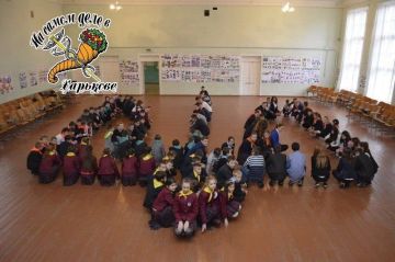 Тризуб на коленях. На Украине продолжается флешмоб, где дети на коленях выстраиваются в форме украинского герба