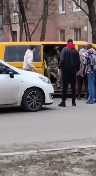 Харьковчане вытащили из автобуса ТЦК мужчину, которого хотели отправить на фронт скотобойню