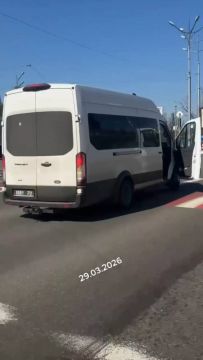 Охота Зе-псов в Харькове.. Пытались запихнуть парня в бус. Прямо на глазах у прохожих. Людям это не понравилось. Они вмешались — помогли «добровольцу» спасти свою шкуру