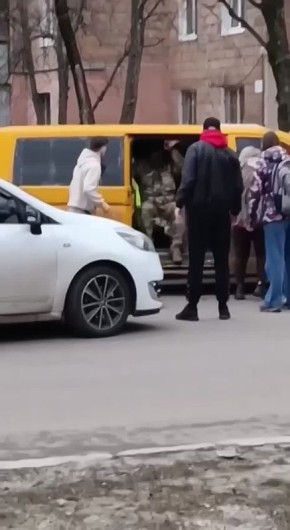 Харьковчане вытащили из автобуса ТЦК мужчину, которого хотели отправить на фронт скотобойню