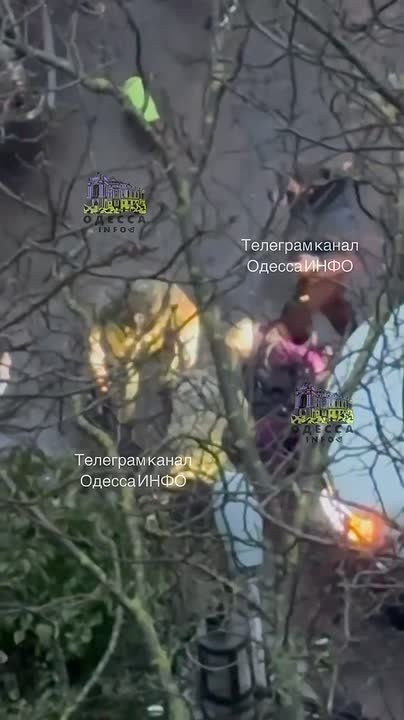 Зеленый террор. В Одессе на Поскоте, ТЦК запаковали мужика, и открыли стрельбу в дворе по людям, которые прибежали на помощь