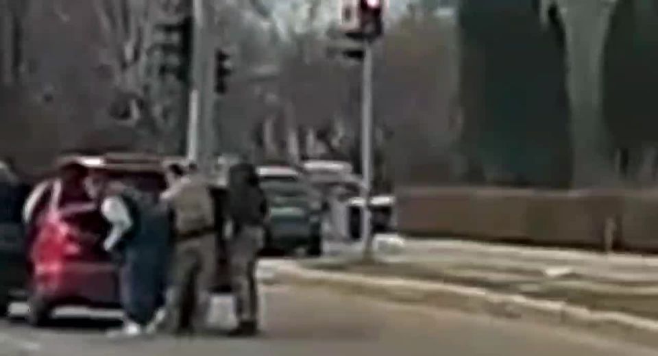 В Одессе душегубы нападают на людей с битами и разбивают ими стекла гражданских машин