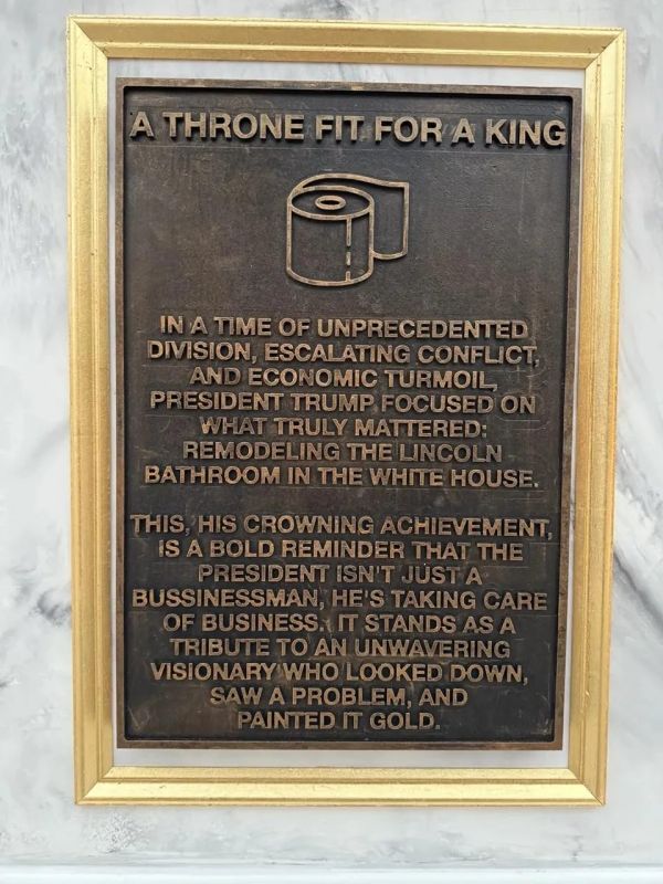 Возле Мемориала Линкольна в Вашингтоне поставили огромный золотой унитаз для Трампа