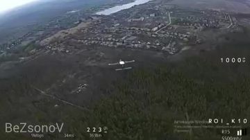 Даниил Безсонов: Кадры работы операторов FPV-истребителей войск БПЛА в составе группировки войск «Запад» по уничтожению разведывательных беспилотников и барражирующего боеприпаса ВСУ в Харьковской области