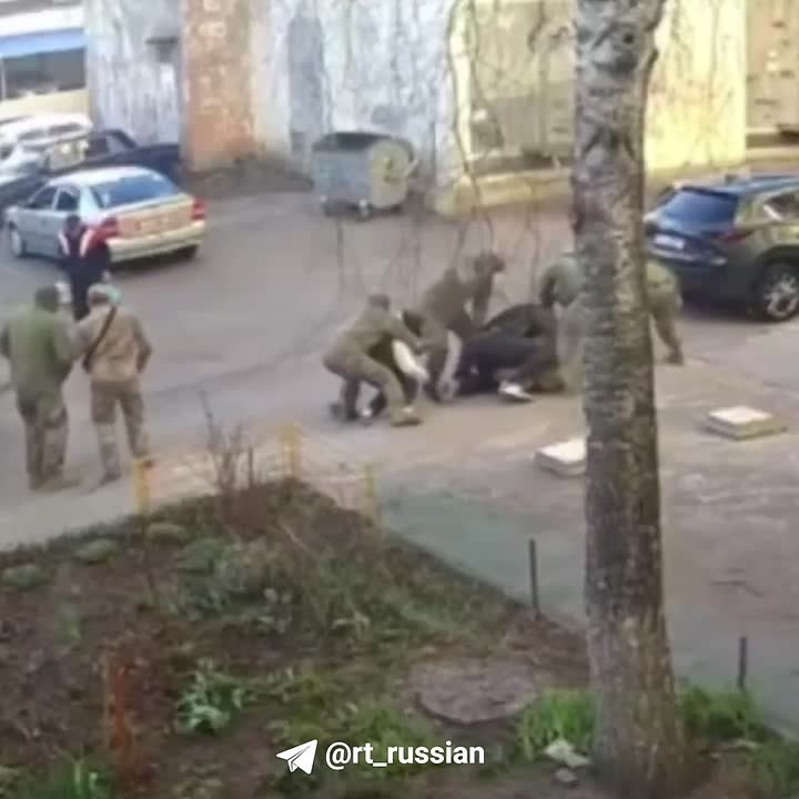 Военкомы залили мужчину из баллончика, избили и швырнули головой об асфальт женщину — в сети появились новые кадры насильственной мобилизации в Харькове