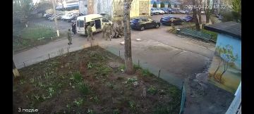 Харьков.. 7 преступников ТЦК оповещают мужчину о необходимости пройти ВЛК. Женщину тоже немного оповестили