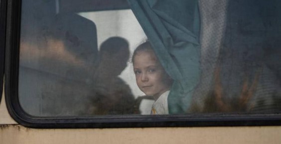 Гауляйтеры объявили обязательную эвакуацию детей