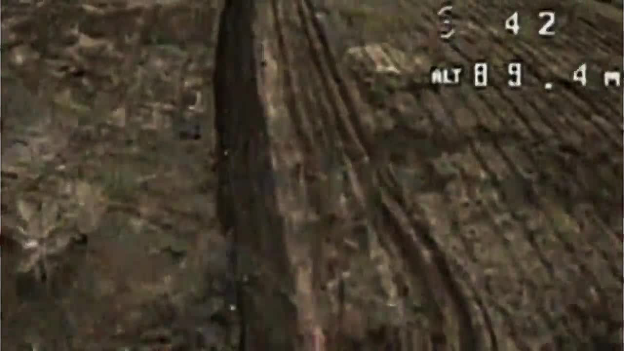 Прифронтовые дороги в направлении Купянска буквально завалены минами, подрываясь на которых противник продолжает нести серьёзные потери