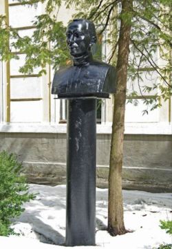 Зачем им педагогика?. В Киеве нацисты снесли памятник Антону Макаренко