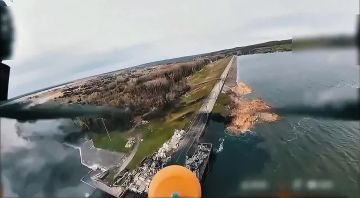 ВС РФ уничтожает дамбу в Харьковской области