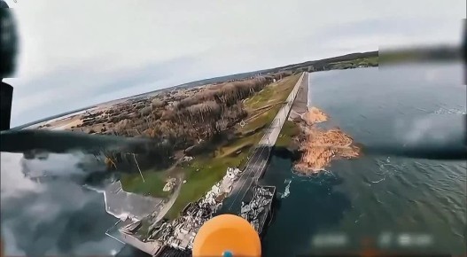 Украинскими властями в Харьковской области заявляется, что ВКС РФ ударили шестью бомбами по дамбе в районе пгт