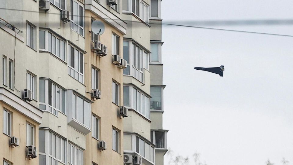 В Харькове загорелся военный пикап, внутри начали рваться боеприпасы