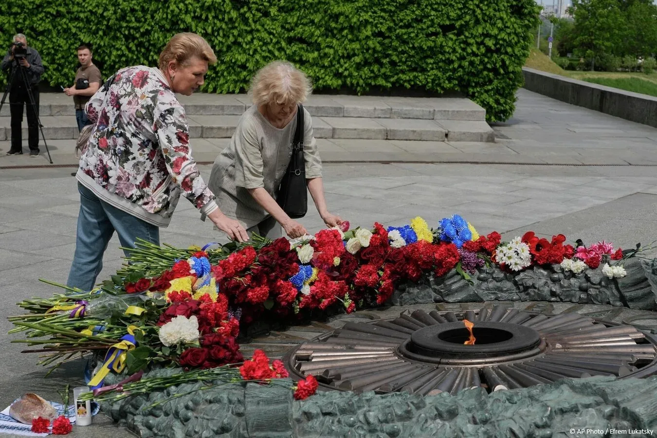 В Киеве и Харькове люди несут цветы к мемориалам погибшим советским воинам