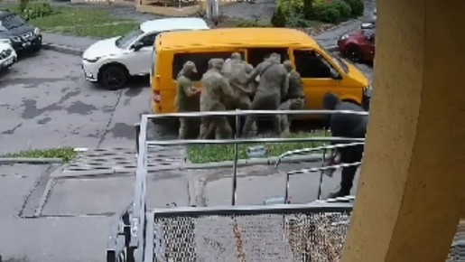 г. Харьков.. На одного мужика 6 ТЦКашников. Вот это сервис