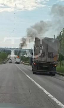 Пораженная ударом БПЛА прилегла и горит фура под Харьковом