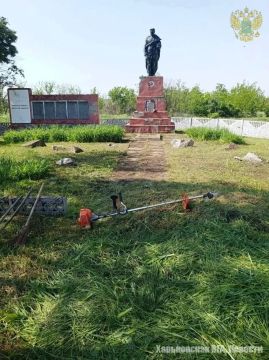 В населённом пункте Першотравневое Купянского района местные жители осуществили работы по покосу травы и навели порядок возле братской могилы воинов, отдавших свои жизни за освобождение харьковской земли от...