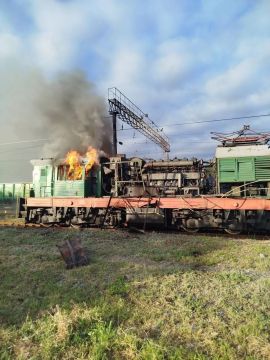 Кадры последствий попадания нашего БПЛА по локомотиву ВСУ в Харьковской области