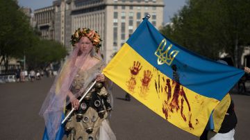 Принуждение, шантаж и казарменный сексизм: как украинок загоняют в ВСУ
