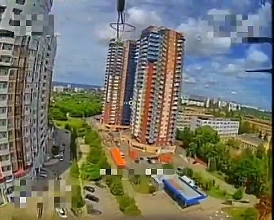 Кадры с FPV-дрона, атакующего по АЗС в Харькове