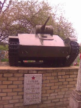 Памятник танку Т-70 украли с братской могилы советских воинов на Украине