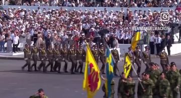 Потужно!. В Париже на День взятия Бастилии победобесия украинские военные решили напомнить зрителям о великой советской строевой подготовке. А как же стандарты НАТО? Сверху картину дополнили Mirage