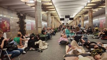 В Киеве жители спускаются в метро из-за угрозы ракетного удара