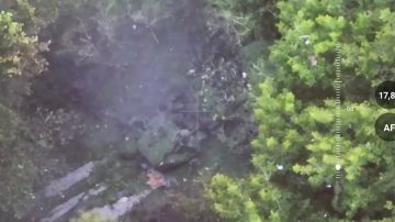 Кто не спрятался.... Архивные кадры. Операторы БпЛА группировки войск «Север» выявили автомобиль ВСУ в лесном массиве Сумской области. После обнаружения цель была поражена точным ударом. Попытка противника использовать...