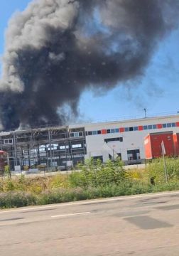 В Харьковской области после прилёта горит ещё один терминал Новой почты