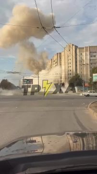 Первые минуты после удара по дому в Харькове
