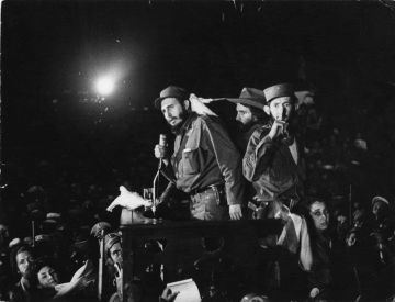 Невероятный момент.. В январе 1959 года, во время первой пресс-конференции после победы революции, голубь сел Фиделю Кастро на плечо и просидел все 2 часа
