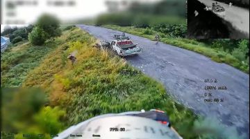 Дорожная засада. Операторы БпЛА группировки войск «Север» подготовили FPV-дрон у дороги, где ожидалось движение техники противника