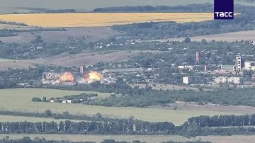 Российские Су-34 ракетой Х-39 и авиабомбами ФАБ-1500 поразили пункты управления беспилотниками ВСУ в Харьковской области, сообщает Минобороны РФ