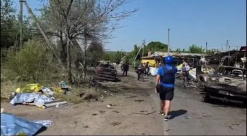 Печенеги Харьковская область. Сегодня утром «Бандеролями» нанёс удар по скопление ВСУ в кафе «Перчик» На кадрах видно договорающие автомобили противника: пикап с чёрными военными номерами и внедорожник с установленными...