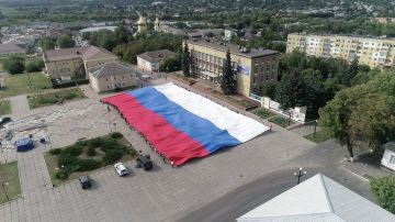 С ДНЁМ ГОСУДАРСТВЕННОГО ФЛАГА РОССИИ!