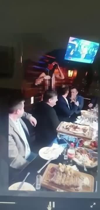 В интернете распространяется видео, которое, как утверждается, показывает чиновников из региональной военной администрации Харькова во время встречи по вопросам обороны региона — с затемненными, секретными картами перед собой