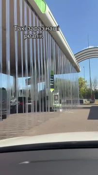 Попытки спрятать колонки на заправках в Харькове за шторками