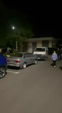 В Харькове, во дворах жилых домов, люди протестуют против ублюдков из ТЦК