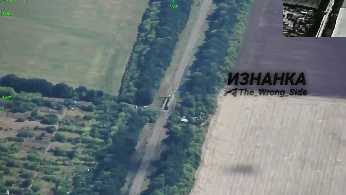 Удары БПЛА-камикадзе "Герань" с ТВ наведением по подвижному железнодорожному составу: