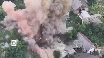 Российские летчики авиабомбами ФАБ-500 и ракетами ЛМУР X-39 уничтожили пункты временной дислокации и управления беспилотниками ВСУ в Федоровке Харьковской области и в Земляном Сумской области, сообщили в Минобороны РФ