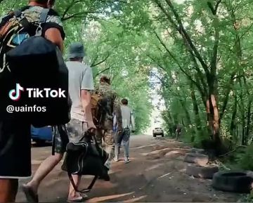 Это не заключённые, это везут на фронт вояк ВСУ