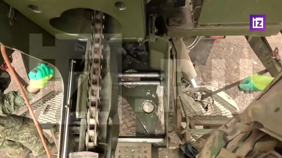 Российские военнослужащие группировки войск "Север" продолжают боевые действия в районе волчанского котла, оказывая огневую поддержку наступающим подразделениям