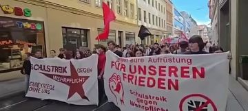 Молодежь в Германии не хочет воевать за идеи Мерца Набирает обороты протест: «Школьная забастовка против призыва» с лозунгами: «Мерц, с нас хватит!» и «Ваши войны — без нас!»